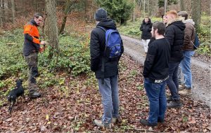 David Menke, Leiter der Waldpädagogik bei HessenForst in Weilburg, erläutert den Schülern die Flora und Fauna des Waldes.
