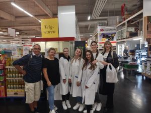 Das Bild zeigt die polnischen Austauschschülerinnen und ihre Lehrer im SB-Zentralmarkt.