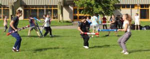 Das Bild zeigt aktive Schülerinnen und Schüler am Sporttag.