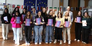Das Bild zeigt einige Schülerinnen und Schüler mit ihrem Europass.