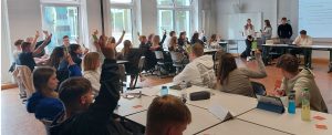 Die Schülerinnen und Schüler reflektieren die Themen und Fragen der Veranstaltung.