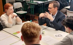 Schülerinnen und Schüler im Gespräch mit Tobias Eckert (SPD). 