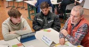 Schülerinnen und Schüler im Gespräch mit Hans-Jürgen Müller (Bündnis 90/Die Grünen). 