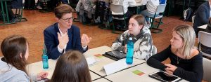 Schülerinnen und Schüler im Gespräch mit Marion Schardt-Sauer (FDP). 