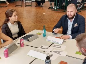 Schülerinnen und Schüler im Gespräch mit Dimitri Schulz (AfD). 