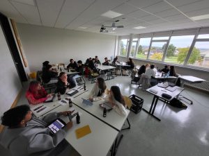 Das Bild zeigt die Schülerinnen und Schüler während des Workshops.