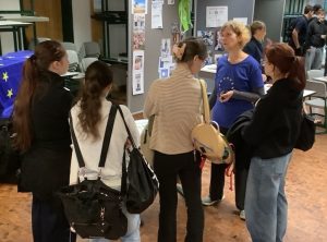 Das Bild zeigt Schülerinnen, die sich über die Erasmus+ Programme informieren.