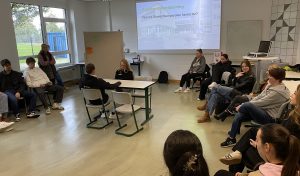 Das Bild zeigt Schülerinnen und Schüler im Workshop „Europäische Werte leben – Haltung zeigen durch den richtigen Umgang mit Diskriminierung und Ausgrenzung“