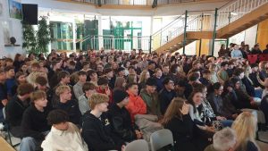 Das Auditorium in der Aula der PPC lauscht gespannt dem Vortrag von Thomas Weikert.