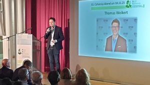 Sebastian Weimer stellt den heutigen Referenten, DSOB-Präsident Thomas WEikert, vor.