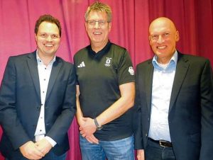 Zu sehen sin v.l.
Sebastian Weimer (Pädagogischer Leiter der PPC), Thomas Weikert (DOSB-Präsident), Detlef Winkler (Schulleiter der PPC)