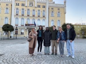 Die Praktikantinnen und Praktikanten mit ihrer Lehrerin in Wschowa.