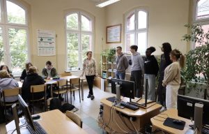 Die Praktikantinnen und Praktikanten in einem Unterrichtsraum.