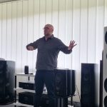 Ein Mitarbeiter von Canton demonstriert den Klang der Lautsprecher.