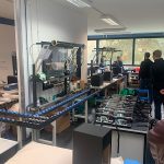 Das Bild zeigt die Elektrotechnikerinnen und Elektrotechniker in der Fertigungsabteilung von Canton.