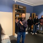 Das Bild zeigt einen Mitarbeiter von Canton im Gespräch mit den Elektrotechnikerinnen und Elektrotechnikern.