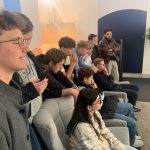 Das Bild zeigt die Elektrotechnikerinnen und Elektrotechniker während der Begrüßung.