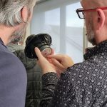 M. Koch wird die Funktion eines Lautsprechers erläutert.