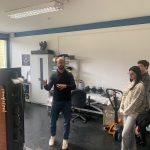 Ein Mitarbeiter von Canton eräutert den Elektrotechnikerinnen und Elektrotechnikern den Aufbau eines Lautsprechers.