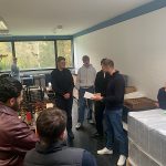 Das Bild zeigt die Elektrotechnikerinnen und Elektrotechniker und zwei Mitarbeiter von Canton.