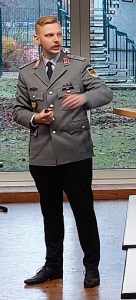 Das Bild zeigt Oberleutnant Henrik May.