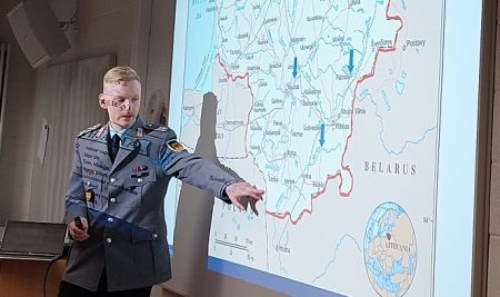 Sicherheitspolitik hautnah: Oberleutnant Henrik May zu Gast an der PPC