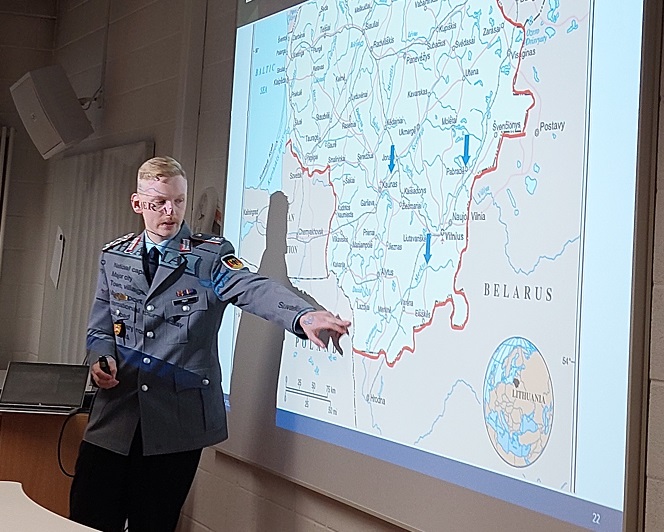 Link zum Beitrag: Sicherheitspolitik hautnah: Oberleutnant Henrik May zu Gast an der PPC