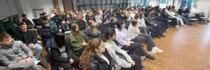 Aufmerksam verfolgen die Grundkurse Politik & Wirtschaft aus dem beruflichen Gymnasium den Ausführungen von Oberleutnant Henrik May.