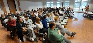 Aufmerksam verfolgen die 5 Klassen aus der Berufsfachschule und dem beruflichen Gymnasium den Vortrag von Alea Horst.