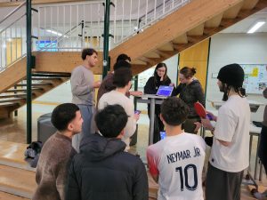 Schülerinnen und Schüler beim Kahoot-Quiz. 