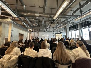 Das Bild zeigt die Schülerinnen ung Schüler der PPC während eines Vortrag zur Lebensgeschichte des Holocaust-Überlebenden Helmut "Sonny" Sonneberg.