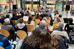 Das Bild zeigt die vielen Besucher der gutbesuchten Veranstaltung zur Inklusion und leitet zum Beitrag.