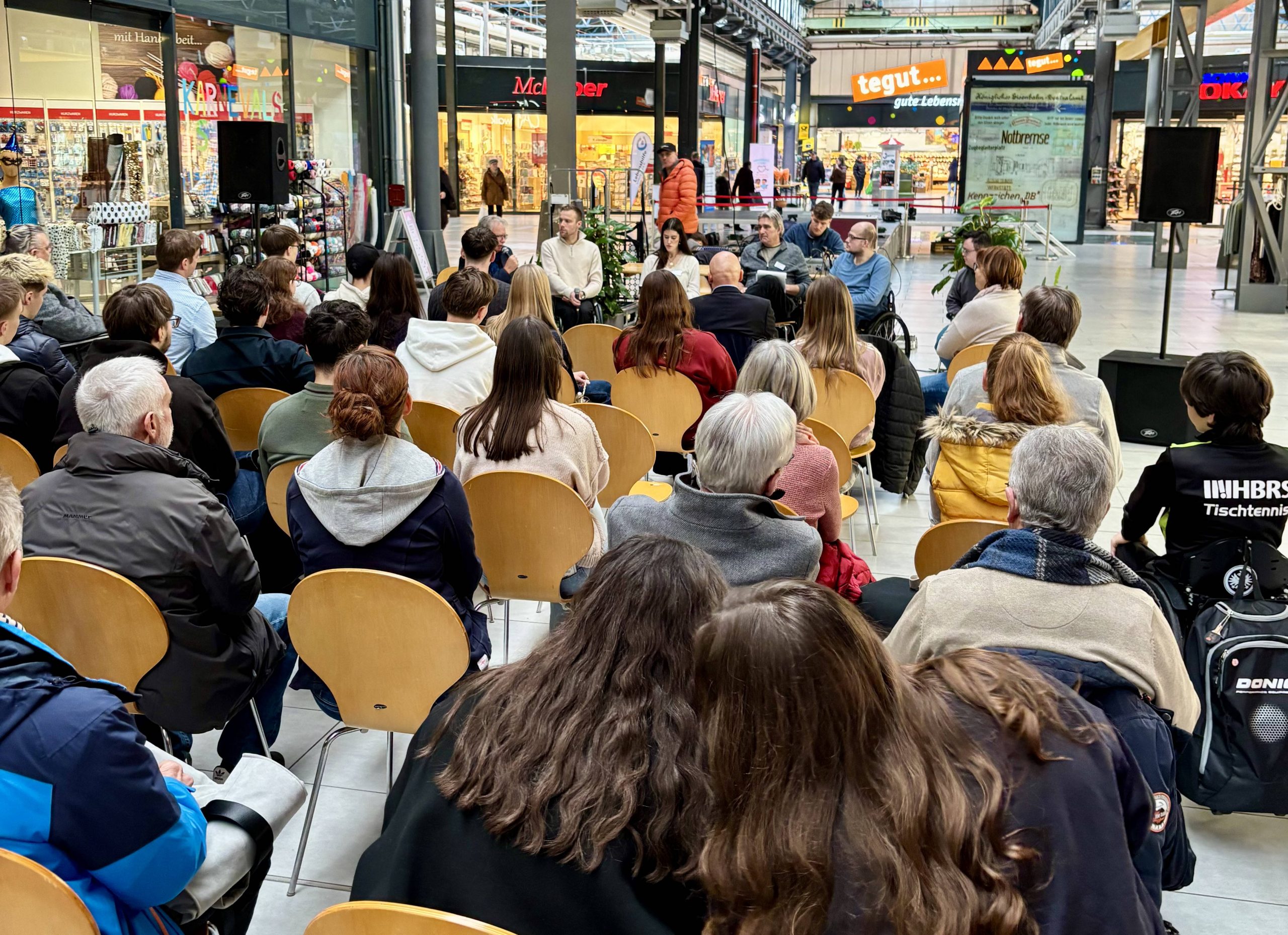 Das Bild zeigt die vielen Besucher der gutbesuchten Veranstaltung zur Inklusion und leitet zum Beitrag.