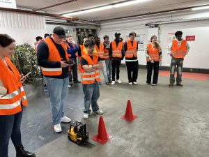 Ein Gabelstapler steht noch am Start.