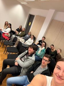 Das Bild zeigt die Klasse 23 BU b im Sitzungssaal des Arbeitsgerichts.