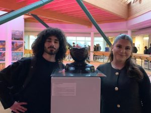 Die Moderatoren Yannick Etienne Bouffier und Emma Geisler .