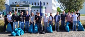 Das Bild zeigt die Schülerinnen und Schüler bei der Aktion "Sauber statt egal".