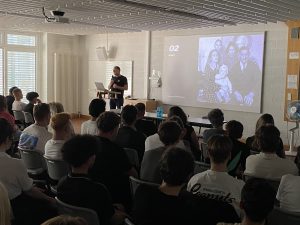 Das Bild zeigt die Schülerinnen und Schüler während des Vortrags von M. Thoma zu "Sonny" Sonneberg.