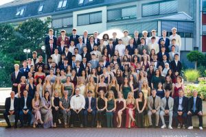 Das Bild zeigt den Abiturjarhrgang im BG und ist Link zum Beitrag: Zwischen Eleganz und Erfolg: Abiturfeier der PPC würdigt Jahrgang 2026