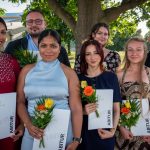 Die Absolventinnen und Absolventen des AG und Link zum Beitrag: Zwischen Beruf, Familie und Klassenraum: Abitur im Abendgymnasium gemeistert