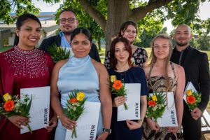 Die Absolventinnen und Absolventen des AG und Link zum Beitrag: Zwischen Beruf, Familie und Klassenraum: Abitur im Abendgymnasium gemeistert