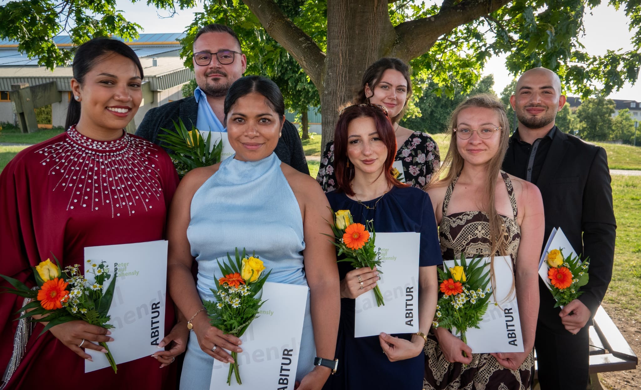 Die Absolventinnen und Absolventen des AG und Link zum Beitrag: Zwischen Beruf, Familie und Klassenraum: Abitur im Abendgymnasium gemeistert