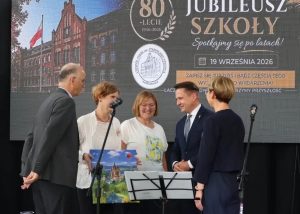 Sebastian Wendt, Simone Ohl und Petra Schneider-Staiger (v.l.n.r.) überreichen dem Schulleiter Piotr Wieland und seiner Stellvertreterin Beate Wsyliszyn ein Geschenk