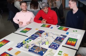 Schüler der PPC spielen eine Europaspiel.